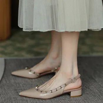 Летние сандалии, женские французские сандалии с заклепками, Новая мода, обувь на плоской подошве с мелким вырезом, Сандалии с острым носком, сандалии на платформе, женские каблуки